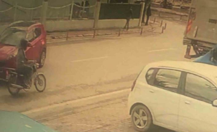 Sinyal vermeyen sürücü kazaya sebep oldu, 1 kişi yaralandı: O anlar kamerada