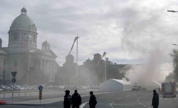 Sırbistan parlamentosu önünde silahlı saldırı