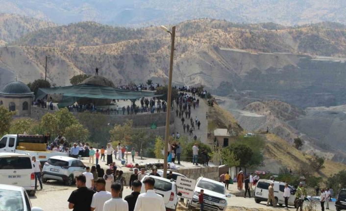 Şırnak’ta 325 yıllık mezarlık ziyareti geleneği 13 bin kişinin katılımıyla gerçekleştirildi