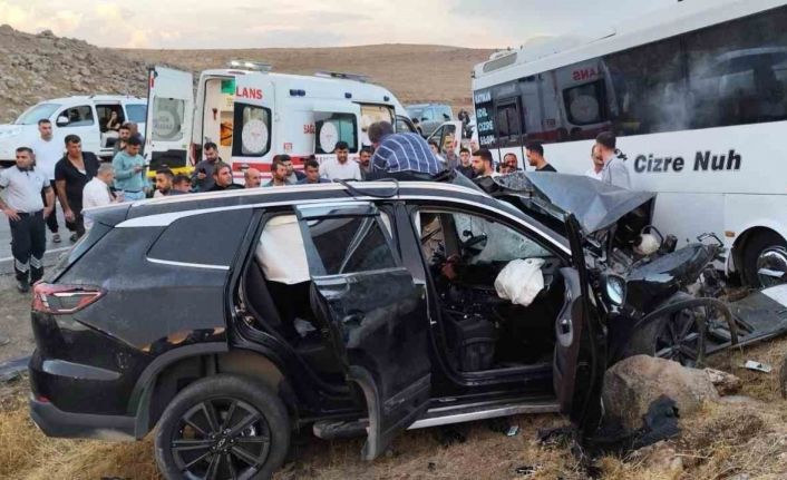 Şırnak’ta yolcu otobüsü ile otomobil çarpıştı: 1’i ağır 4 yaralı