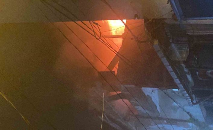 Şişli’de çatı katında çıkan yangın korkuttu