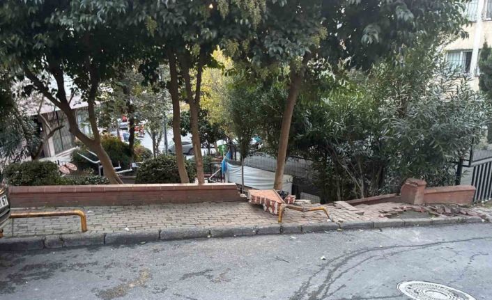 Şişli’de kontrolden çıkan otomobil duvara çarptı