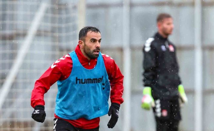 Sivasspor sağanak altında çalıştı