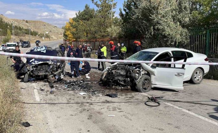 Sivas’ta iki otomobil çarpıştı: 1 ölü, 1 yaralı