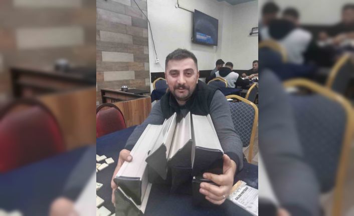 Sivas’ta okeyde 5 yıllık rekabet davul zurnalı kutlamayla son buldu