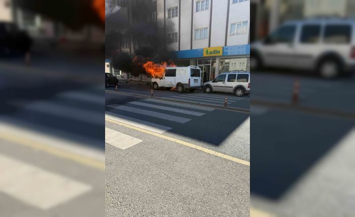 Sivas’ta park halindeki minibüs alev alev yandı