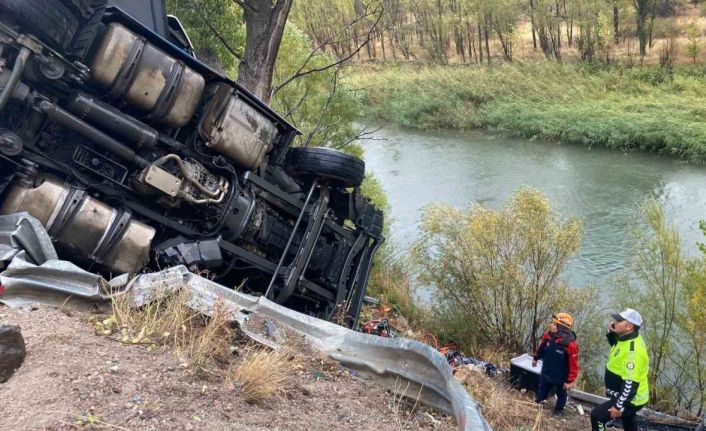 Sivas’ta sebze yüklü tır devrildi: Sürücü 2 saatlik çalışmayla kurtarıldı