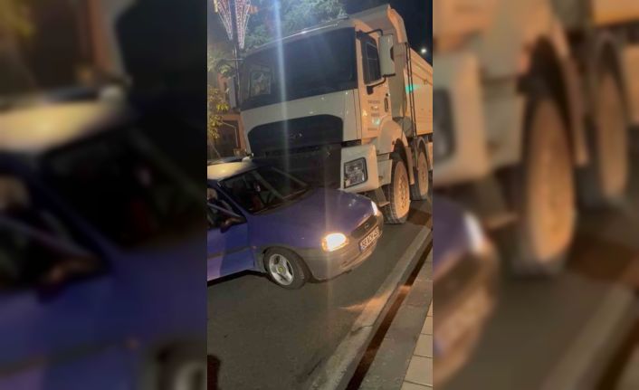 Sivas’ta seyir halindeki kamyon otomobile çarptı