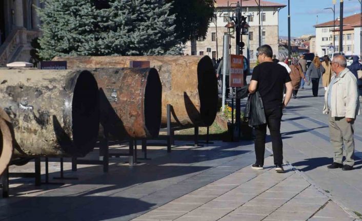 Sivas’ta yer altından çıkarılan borular kent meydanında sergileniyor