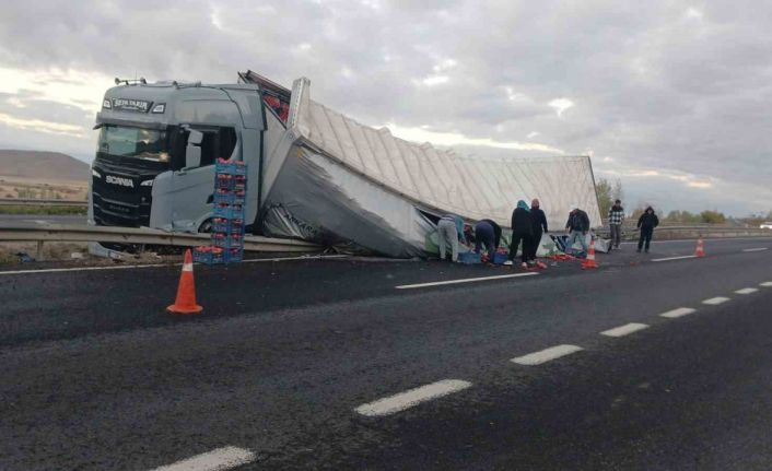 Sivrihisar’da sebze yüklü tır devrildi