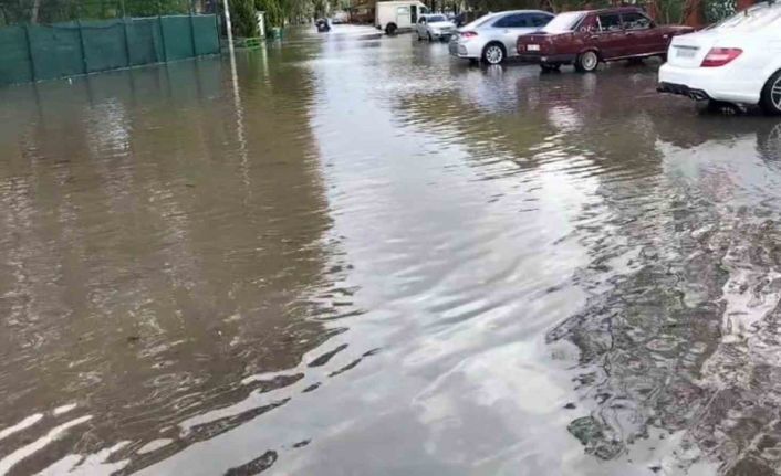 Sokaklar göle döndü, Köyceğiz Gölü yağmurdan nasibini aldı