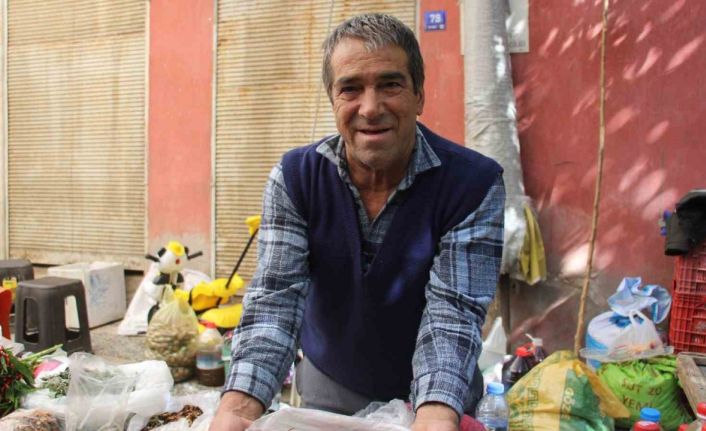 Sonbaharın kırmızısı kızılcık pazar tezgahlarında