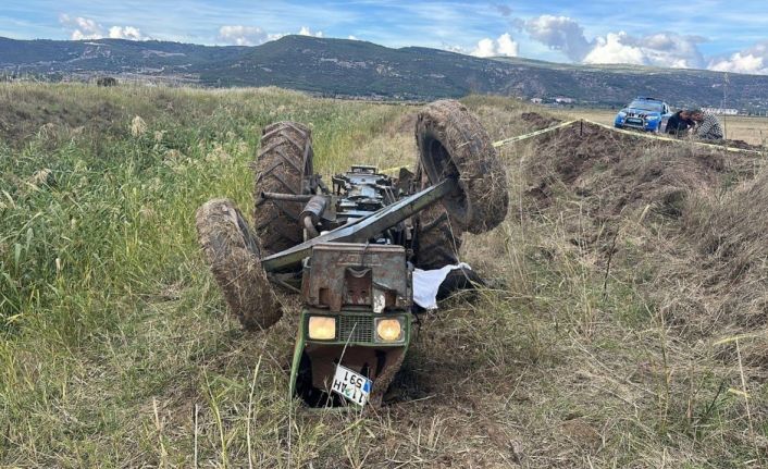 Su kanalına devrilen traktörün altında kalan yaşlı adam hayatını kaybetti