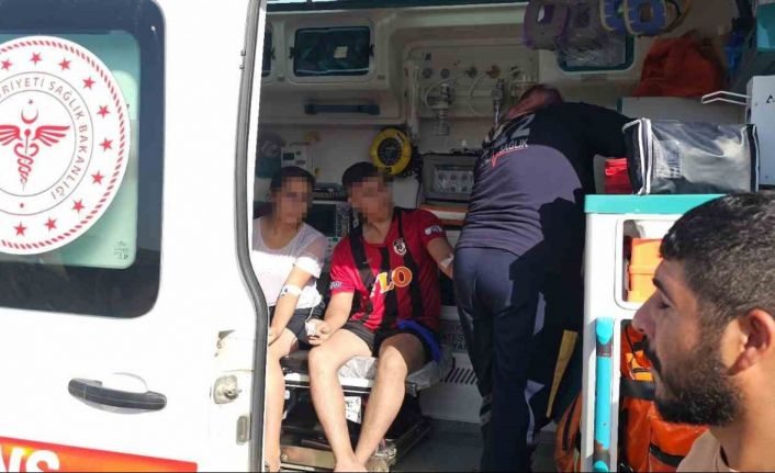 Suda çırpınan 2 genci çevredekiler son anda kurtardı