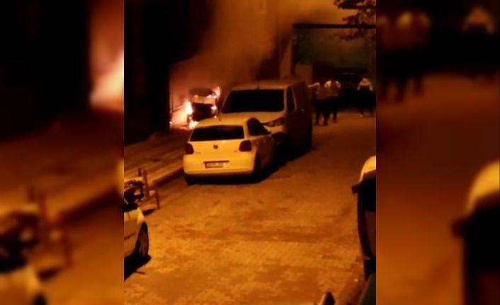 Sultangazi’de elektrikli araç yanarak küle döndü