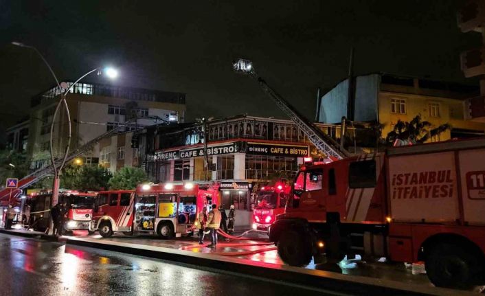 Sultangazi’de kafenin çatısı alevlere teslim oldu