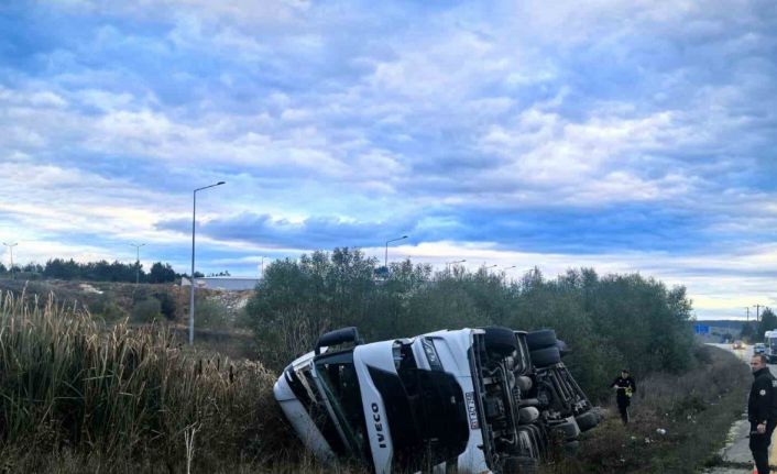 Sunta yüklü tır devrildi: 1 yaralı