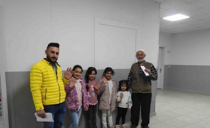 Suriyelilerin ülkelerine dönüşleri gece geç saatlerde de devam ediyor