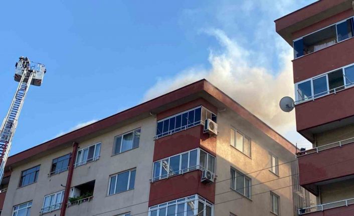 Tadilat yapılan çatı alevlere teslim oldu