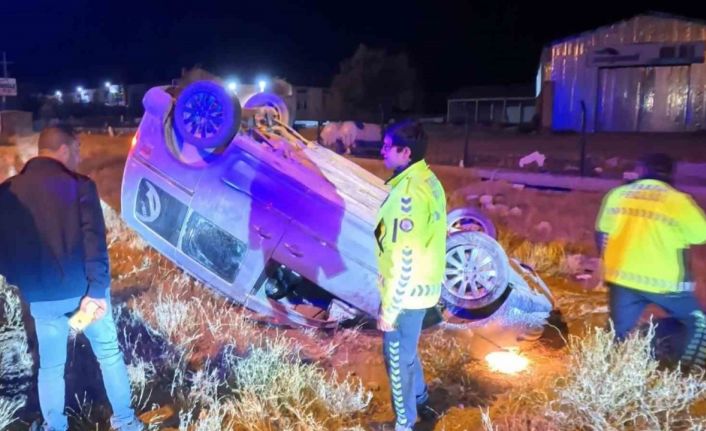 Takla atan hafif ticari aracın sürücüsü kaçarak kayıplara karıştı