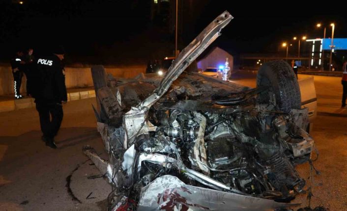 Takla atan otomobil hurdaya döndü: 2 yaralı