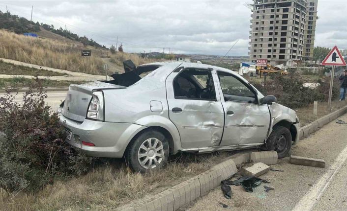 Takla atan otomobil orta refüje çıktı: 2 yaralı