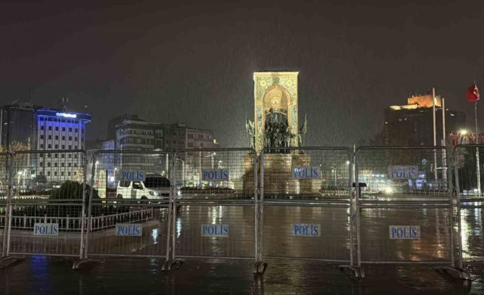 Taksim Meydanı ve İstiklal Caddesi’nde gece saatlerinde yağmur etkili oldu