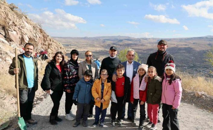 Talas Belediyesi’nden 29 Ekim’e anlamlı ağaç dikme etkinliği