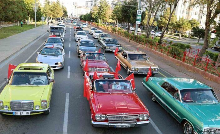 Talas’ta klasik araçlarla Cumhuriyet coşkusu