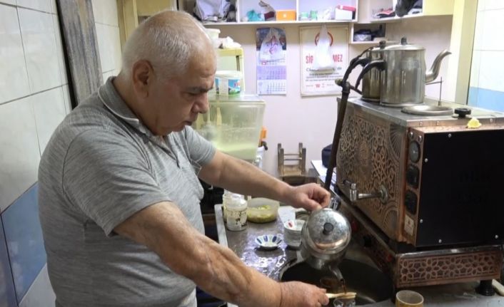 Tarihi Bakırcılar Çarşısı’nın yarım asırlık çaycısı