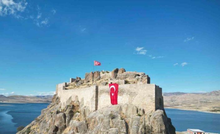 Tarihi kalenin surlarına 50 metrekarelik dev Türk bayrağı asıldı