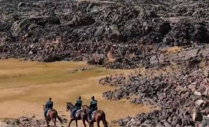 Tarihi Zeyn Kalesi’nin eteklerinde atlı jandarma devriyesi