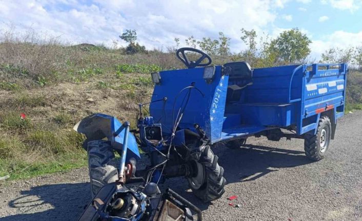 Tarım aracı ile motosiklet kafa kafaya çarpıştı: 2 yaralı