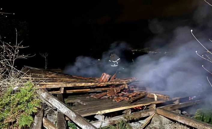 Tarlada çıkan yangın 2 barakayı küle çevirdi