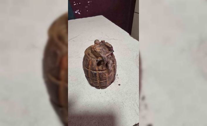 Tarlada el bombası bulundu