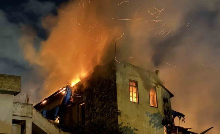 Tarsus’ta iş yerinde çıkan yangın 2 binaya sıçradı