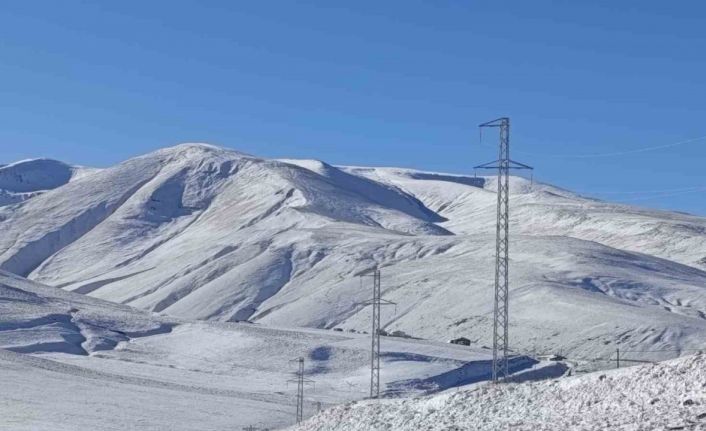 Taşlıçay’da kar yağışıyla Gündoğdu köyü beyaza büründü
