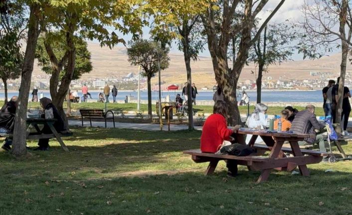 Tatvan’da güzel havayı fırsat bilenler sahile akın etti