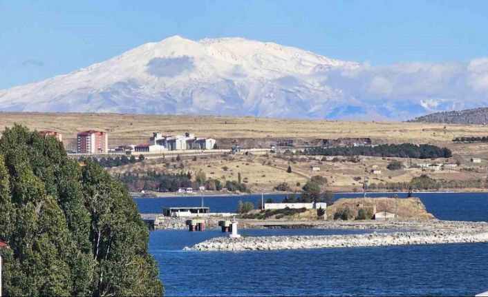 Tatvan’ın yüksek kesimleri beyaza büründü