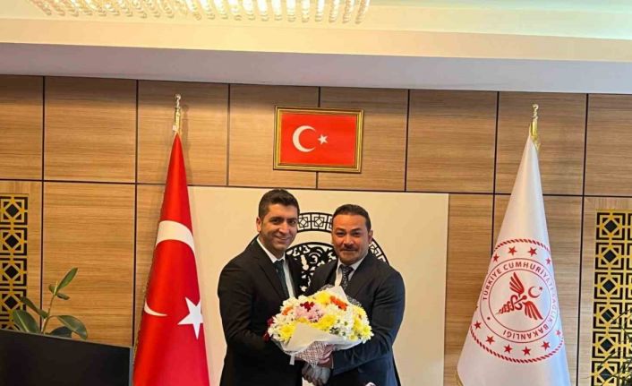 Tayini çıkan sağlık müdürüne kalabalık uğurlama