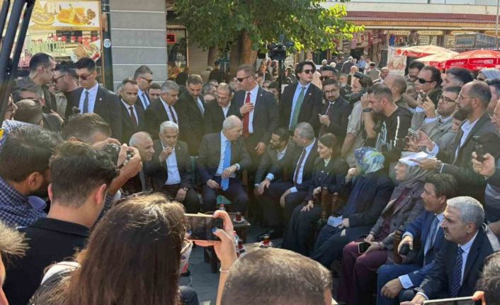 TBMM Başkanı Kurtulmuş namaz sonrası vatandaşlarla çay içip simit yedi