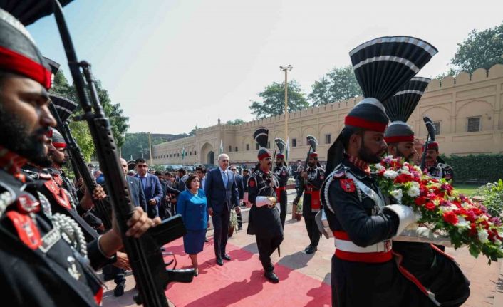 TBMM Başkanı Kurtulmuş, Pakistan’ın milli şairi Muhammed İkbal’in kabrini ziyaret etti