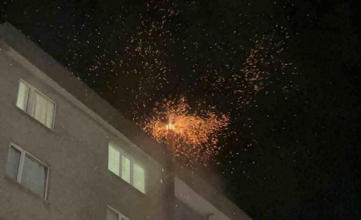 Tekirdağ’da bacadan alev püskürdü, geceyi aydınlattı