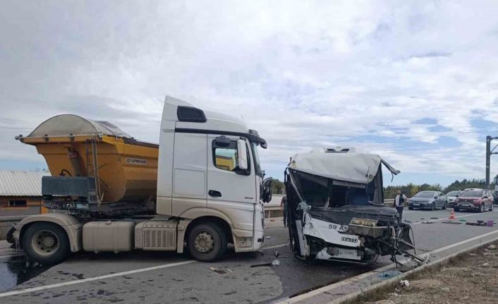Tekirdağ’da minibüs ile tır kafa kafaya çarpıştı: 1 ağır yaralı