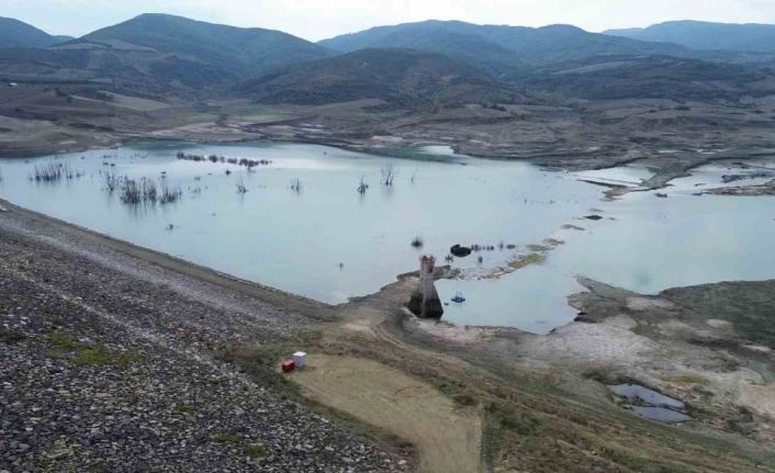 Tekirdağ’da Naip Barajı ölü hacme indi, sular çekildi adacıklar oluştu