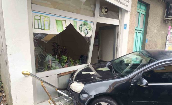 Tekirdağ’da otomobil dükkâna girdi