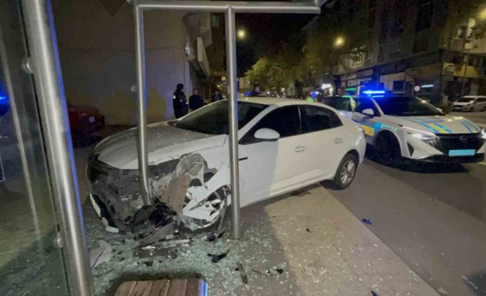 Tekirdağ’da polisten kaçan alkollü sürücü durağa daldı