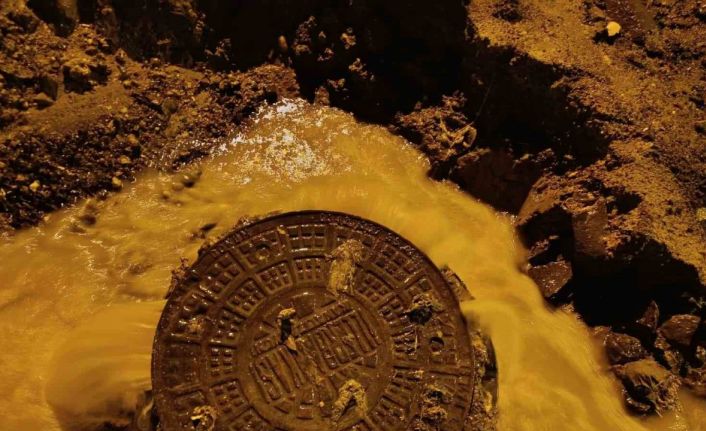 Tekirdağ’da sağanak yağışta altyapı çöktü, rögarlar taştı