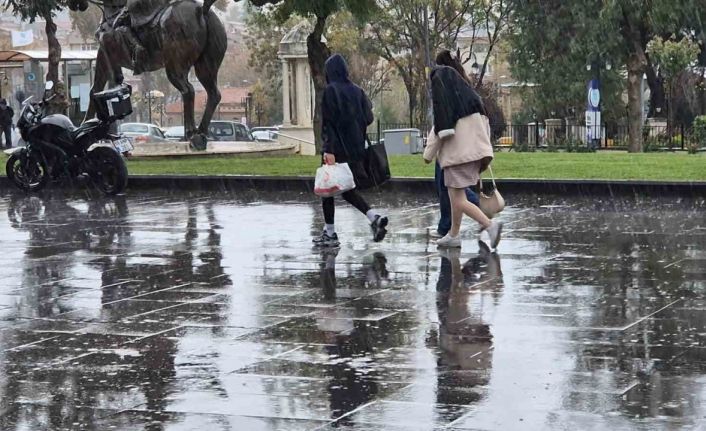 Tekirdağ’da sağanak yağışta vatandaşlar kaçacak yer aradı