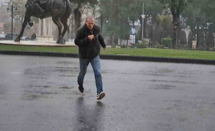 Tekirdağ’da şiddetli yağış sokakları göle çevirdi